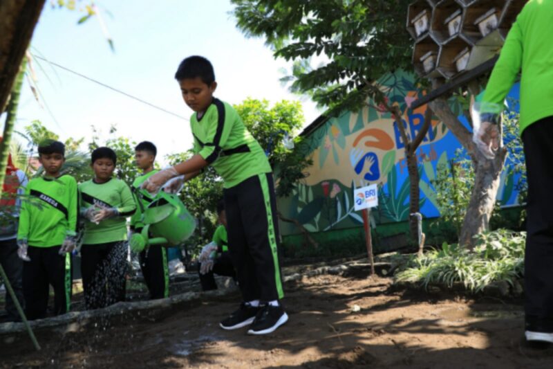 BRI melalui aktivitas Corporate Social Responsibility (CSR) BRI Peduli mengajak pelajar Sekolah Dasar Negeri (SDN) Karangrejek 02 yang beralamat di  Kec. Wonosari, Kabupaten Gunung Kidul, Yogyakarta untuk mengikuti kegiatan edukasi wisata di salah satu lokasi program “BRI Bertani di Kota” (BRINita) Padukuhan Mrican. (Dok. BRI)