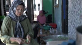 Klepon Hj Nunuk, salah satu pengusaha klepon tersohor di Desa Bulang, Kecamatan Prambon, Sidoarjo.  (Dok. BRI) 