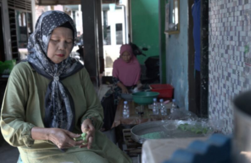 Klepon Hj Nunuk, salah satu pengusaha klepon tersohor di Desa Bulang, Kecamatan Prambon, Sidoarjo.  (Dok. BRI) 