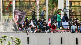 Massa dari berbagai kalangan, termasuk mahasiswa, melakukan unjuk rasa untuk menentang disahkannya RUU Pilkada di depan Gedung DPR. (Instagram.com @nuonline_id)