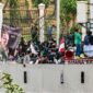 Massa dari berbagai kalangan, termasuk mahasiswa, melakukan unjuk rasa untuk menentang disahkannya RUU Pilkada di depan Gedung DPR. (Instagram.com @nuonline_id)