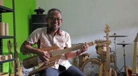 Adang, seorang pelaku Usaha Mikro, Kecil dan Menengah (UMKM) di Bandung yang menjadi lebih berkembang berkat pemberdayaan dari BRI. (Dok. BRI)