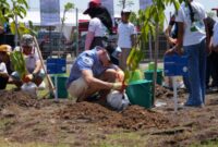 BRI mendukung Kawasan Moto GP Mandalika menjadi Green Tourism melalui Penanaman dengan total sekitar 10.000 bibit pohon di Kawasan Mandalika bersama para pembalap MotoGP. (Dok. BRI)