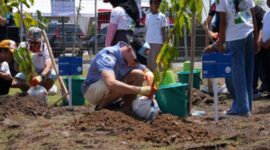 BRI mendukung Kawasan Moto GP Mandalika menjadi Green Tourism melalui Penanaman dengan total sekitar 10.000 bibit pohon di Kawasan Mandalika bersama para pembalap MotoGP. (Dok. BRI)