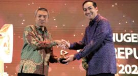 BRI meraih penghargaan dalam kategori Community Empowerment and Development pada ajang Anugerah ESG Republika 2024 yang digelar di Hotel Westin, Jakarta Selatan, Kamis (19/09/2024). (Dok. BRI)