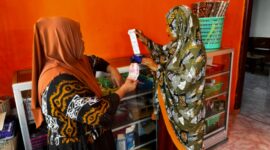 Mariyati Daeng Ngintang (54), wanita tangguh ini mengakui bahwa dirinya sangat bahagia melakoni perannnya sebagai AgenBRILink di tempat tinggalnya, yakni di Pulau Lae-lae Kec. Ujung Pandang, Kota Makassar, Prov. Sulawesi Selatan. (Dok. BRI)