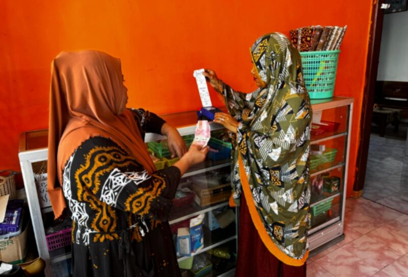 Mariyati Daeng Ngintang (54), wanita tangguh ini mengakui bahwa dirinya sangat bahagia melakoni perannnya sebagai AgenBRILink di tempat tinggalnya, yakni di Pulau Lae-lae Kec. Ujung Pandang, Kota Makassar, Prov. Sulawesi Selatan. (Dok. BRI)