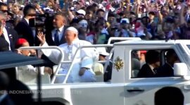 Paus Fransiskus, pemimpin tertinggi Gereja Katolik sekaligus kepala negara Vatikan berkeliling dengan mobil nasional Indonesia Maung. (Dok. Tim Media Prabowo)