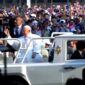 Paus Fransiskus, pemimpin tertinggi Gereja Katolik sekaligus kepala negara Vatikan berkeliling dengan mobil nasional Indonesia Maung. (Dok. Tim Media Prabowo)