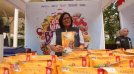 Ni Made Suryani atau yang dikenal sebagai Ketua Kelompok Pisang Sale Mades berhasil mengolah pisang menjadi ragam produk cemilan lokal yang menggerakkan perekonomian warga setempat. (Dok. BRI)