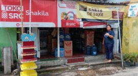 Bermula pengalaman sebagai karyawan di sebuah minimarket, Dessi berhasil mengubah kehidupannya dengan membuka toko kelontong yang kini berkembang pesat berkat kemitraan dengan AgenBRILink dan program kelompok Mekaar. (Dok. BRI)