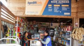 AgenBRILink yang juga seorang pengusaha kelontong di Merauke, Papua Siti Khusnul Khotimah berhasil memberikan kemudahan bagi warga sekitar dalam mengakses layanan perbankan. (Dok. BRI)
