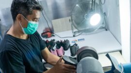 BRI Peduli berkolaborasi dengan IWABRI menyalurkan bantuan beasiswa, bantuan perbaikan sarana dan prasarana bagi siswa/i penyandang disablitas serta bantuan kebutuhan pangan di Yayasan Pembinaan Anak Cacat. (Dok. BRI)