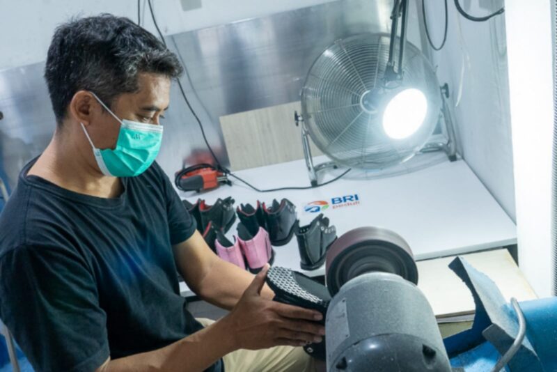 BRI Peduli berkolaborasi dengan IWABRI menyalurkan bantuan beasiswa, bantuan perbaikan sarana dan prasarana bagi siswa/i penyandang disablitas serta bantuan kebutuhan pangan di Yayasan Pembinaan Anak Cacat. (Dok. BRI)