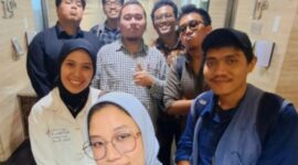 Sebagian personal tim liputan mitra Sapulangit Media Center (SMC),  jurnalis dari berbagai portal berita, usai liputan public expose salah satu emiten. (Dok. Persrilis.com/Budipur)