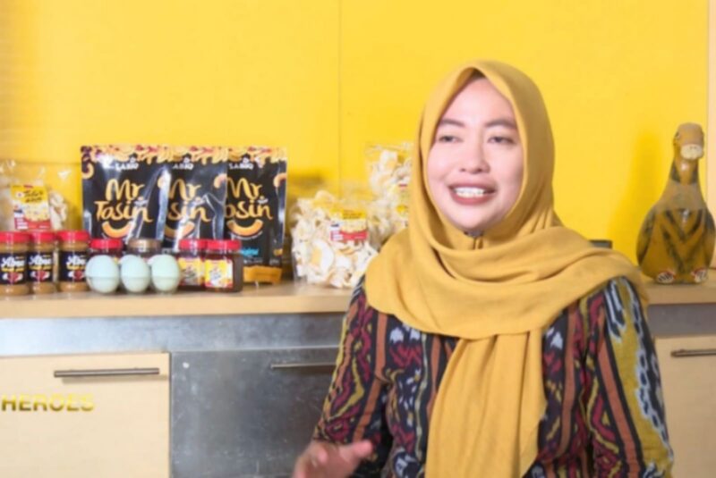 Ainur Rahmatin, Ketua Klaster UMKM Sabiq Bejo asal Desa Cluring, Kecamatan Kali Tengah. Kabupaten Lamongan, Jawa Timur. (Dok. BRI)