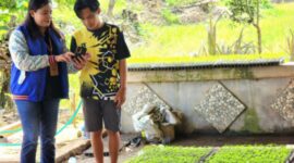 Agustina Etwiory pemasar mikro BRI di Unit Kerja Tanah Miring, Distrik Tanah Miring, Kab. Merauke, Provinsi Papua Selatan, mendedikasikan hidupnya untuk membantu perekonomian dan mengenalkan produk perbankan ke masyarakat. (Dok. BRI)