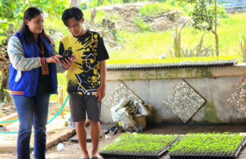 Agustina Etwiory pemasar mikro BRI di Unit Kerja Tanah Miring, Distrik Tanah Miring, Kab. Merauke, Provinsi Papua Selatan, mendedikasikan hidupnya untuk membantu perekonomian dan mengenalkan produk perbankan ke masyarakat. (Dok. BRI)