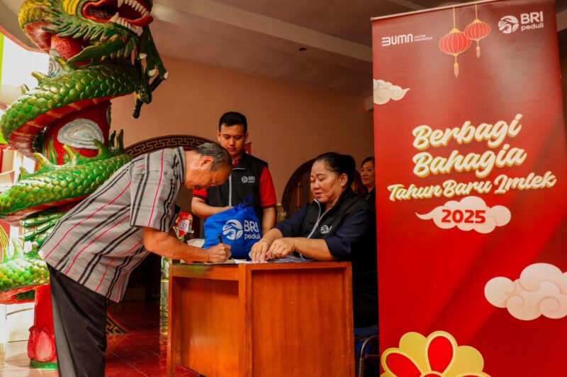 BRI Peduli mengambil peran dalam merayakan Tahun Baru Imlek 2025 dengan menyalurkan bantuan sembako sebanyak 2.000 paket bagi masyarakat Tionghoa di Tangerang, Banten dan Singkawang, Kalimantan Barat. (Dok. BRI)