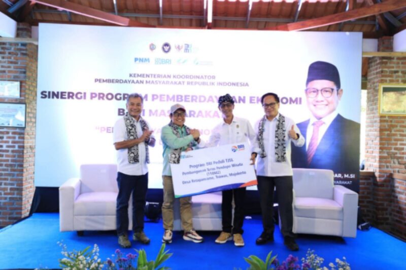 Direktur Utama BRI Sunarso bersama Menteri Koordinator Bidang Pemberdayaan Masyarakat RI Muhaimin Iskandar saat mengunjungi langsung Desa BRILiaN Ketapanrame di Kec. Trawas, Kab. Mojokerto, Provinsi Jawa Timur pada Kamis (16/01/2024). (Dok. BRI)