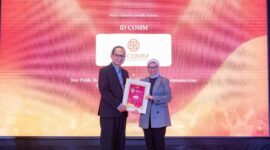 Chief Editor Warta Ekonomi, Muhamad Ihsan, menyerahkan penghargaan Indonesia Public Relations Awards (IPRA) 2025 kepada Tyas Sastradipradja, Associate Director ID COMM, di Jakarta (24/1/2024). (Dok. ID COMM)