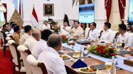 Presiden Prabowo Subianto menggelar rapat terbatas sekaligus makan siang bersama sejumlah jajaran Menteri Kabinet Merah Putih. (Facebook.com @Prabowo Subianto )