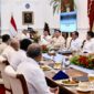 Presiden Prabowo Subianto menggelar rapat terbatas sekaligus makan siang bersama sejumlah jajaran Menteri Kabinet Merah Putih. (Facebook.com @Prabowo Subianto )