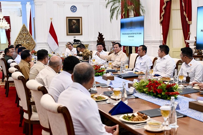Presiden Prabowo Subianto menggelar rapat terbatas sekaligus makan siang bersama sejumlah jajaran Menteri Kabinet Merah Putih. (Facebook.com @Prabowo Subianto )