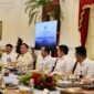 Presiden Prabowo Subianto menggelar rapat terbatas sekaligus makan siang bersama sejumlah jajaran Menteri Kabinet Merah Putih. (Facebook.com @Prabowo Subianto )
