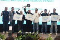 BRI bersama BPJS Ketenagakerjaan memberikan penghargaan kepada AgenBRILink terbaik yang berperan aktif dalam memperluas akses perlindungan sosial bagi pekerja informal. (Dok. BRI)