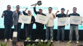 BRI bersama BPJS Ketenagakerjaan memberikan penghargaan kepada AgenBRILink terbaik yang berperan aktif dalam memperluas akses perlindungan sosial bagi pekerja informal. (Dok. BRI)