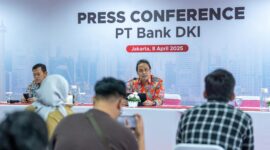 Photo Credit : Direktur Utama Bank DKI, Agus Haryoto Widodo (berbatik merah)/Doc/Bank DKI