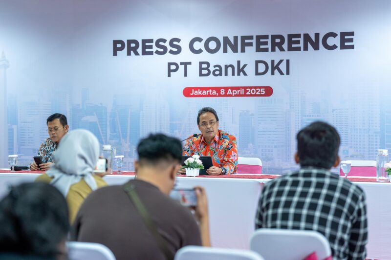Photo Credit : Direktur Utama Bank DKI, Agus Haryoto Widodo (berbatik merah)/Doc/Bank DKI