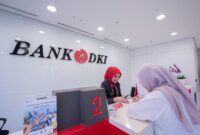 Keterangan Foto: Teler bank DKI sedang melayani Custemer/Doc/bank DKI