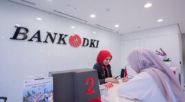 Keterangan Foto: Teler bank DKI sedang melayani Custemer/Doc/bank DKI