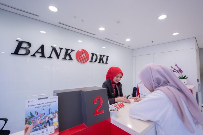 Keterangan Foto: Teler bank DKI sedang melayani Custemer/Doc/bank DKI