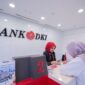 Keterangan Foto: Teler bank DKI sedang melayani Custemer/Doc/bank DKI