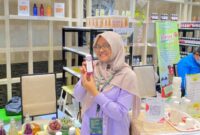 Ilma Inaroh Azizah, seorang pengusaha minuman segar dan kaya manfaat asal Serang, Provinsi Banten yang mendapatkan manfaat dari LinkUMKM BRI. (Dok. BRI)