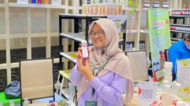 Ilma Inaroh Azizah, seorang pengusaha minuman segar dan kaya manfaat asal Serang, Provinsi Banten yang mendapatkan manfaat dari LinkUMKM BRI. (Dok. BRI)