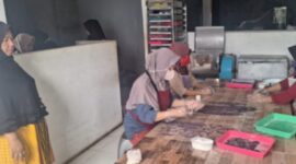 Kelompok Wanita Tani (KWT) Sri Mandiri asal Desa Sembawa, Kecamatan Jalaksana, Kuningan, Jawa Barat, kini telah memiliki lebih dari 1.400 gerai produk olahan ubi jalar di wilayah Cirebon hingga Brebes. (Dok. BRI)