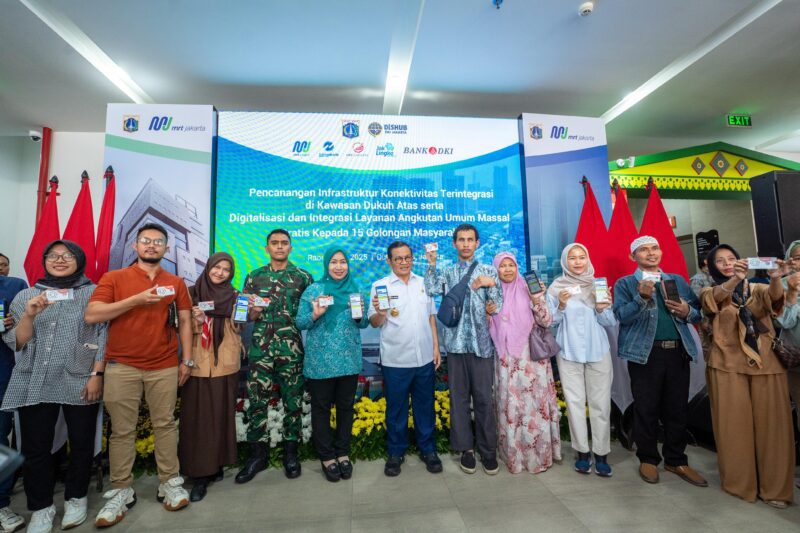 Keterangan Foto : Gubernur DKI Jakarta, Pramono Anung (tengah berbaju putih) saat menghadiri peluncuran JakMob di Jakarta/Doc/istimewa