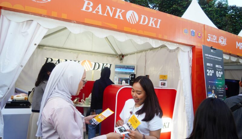 Keterangan Photo : Salah satu custemer Bank DKI memperkenalkan kartu pembayaran JakCard dan kartu JakMob ke salah satu pengunjung/Istimewa