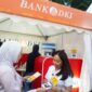 Keterangan Photo : Salah satu custemer Bank DKI memperkenalkan kartu pembayaran JakCard dan kartu JakMob ke salah satu pengunjung/Istimewa