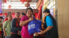 Memperingati Hari Raya Waisak yang jatuh pada Senin 12 Mei 2025, BRI Peduli menyalurkan bantuan 1.000 paket sembako bagi Ummat Budha di wilayah Tangerang. (Dok. BRI).