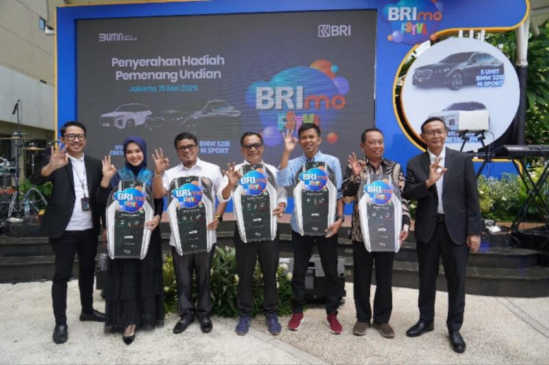 Penyerahan hadiah utama BRImo FSTVL 2024, yang digelar di Kantor Pusat BRI, Jakarta, pada Rabu (15/5/2025). (Dok. BRI)