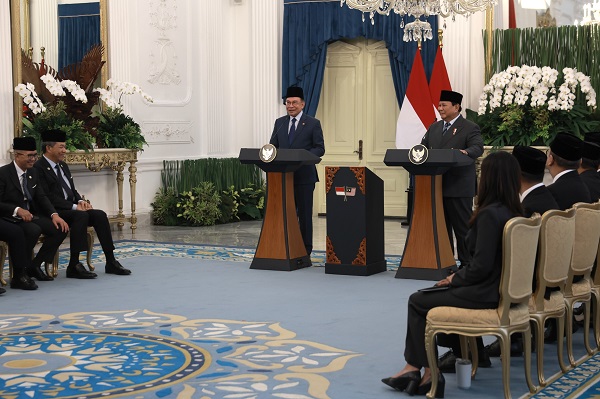 Presiden RI Prabowo Subianto dan PM Malaysia Anwar Ibrahim menyampaikan komitmen kerja sama dagang dan sikap atas Gaza di Istana Merdeka. (Dok. Tim Media Prabowo).