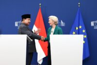 Presiden Komisi Eropa Ursula von der Leyen dan Presiden Prabowo Subianto berjabat tangan di Brussels setelah pengumuman FTA bersejarah. (Dok. Tim Media Prabowo)