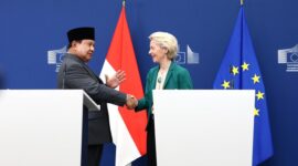 Presiden Komisi Eropa Ursula von der Leyen dan Presiden Prabowo Subianto berjabat tangan di Brussels setelah pengumuman FTA bersejarah. (Dok. Tim Media Prabowo)