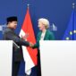 Presiden Komisi Eropa Ursula von der Leyen dan Presiden Prabowo Subianto berjabat tangan di Brussels setelah pengumuman FTA bersejarah. (Dok. Tim Media Prabowo)