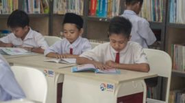BRI Peduli salurkan beasiswa untuk 10 SD di berbagai daerah! Ini bukti nyata komitmen BRI dalam mendukung pendidikan dan menciptakan generasi unggul. (Dok. BRI)
